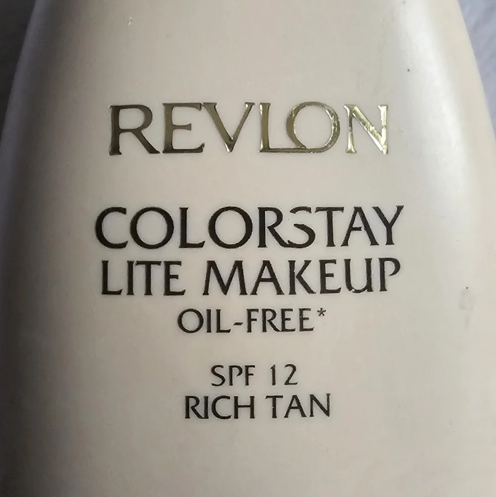 Revlon ColorStay Lite Makeup oil-free foundation in the shade Rich Tan